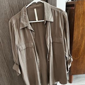 Aritzia The Group by Babaton Utility Shirt in Brown in Size Large